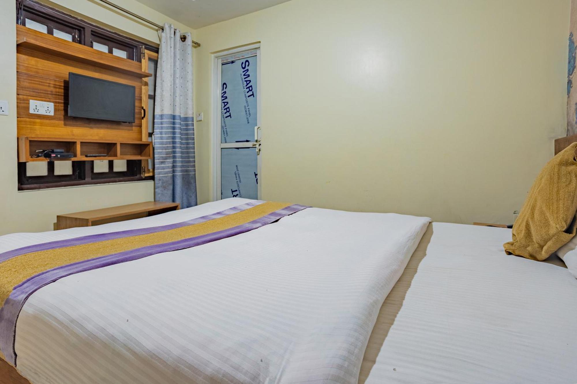 Oyo 821 Hotel Gauri Катманду Экстерьер фото