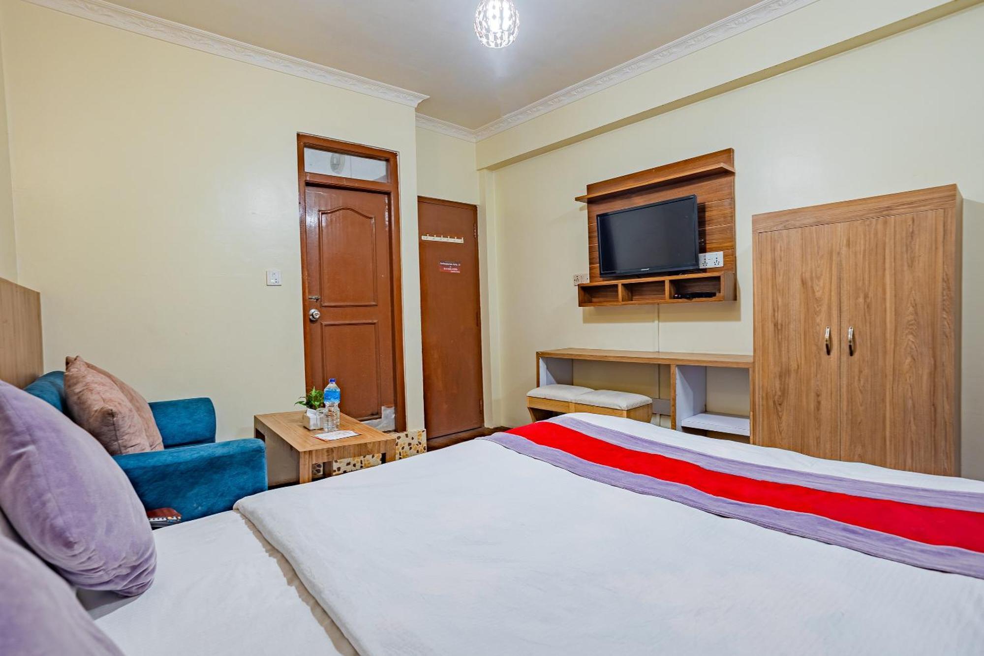Oyo 821 Hotel Gauri Катманду Экстерьер фото