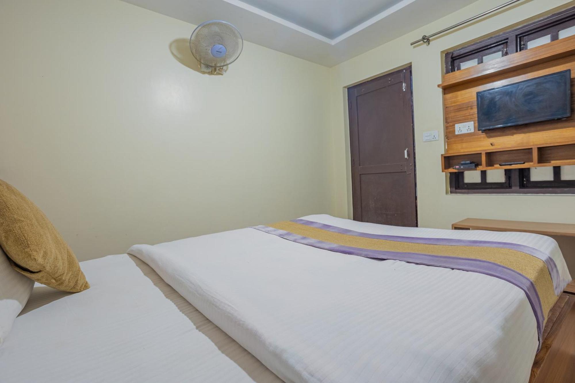 Oyo 821 Hotel Gauri Катманду Экстерьер фото