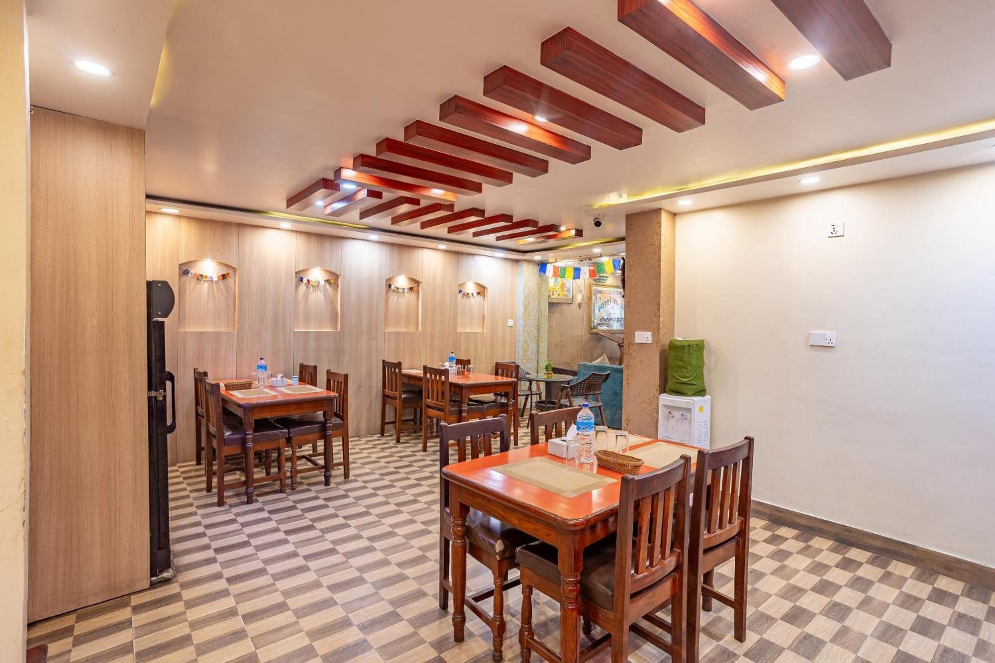 Oyo 821 Hotel Gauri Катманду Экстерьер фото
