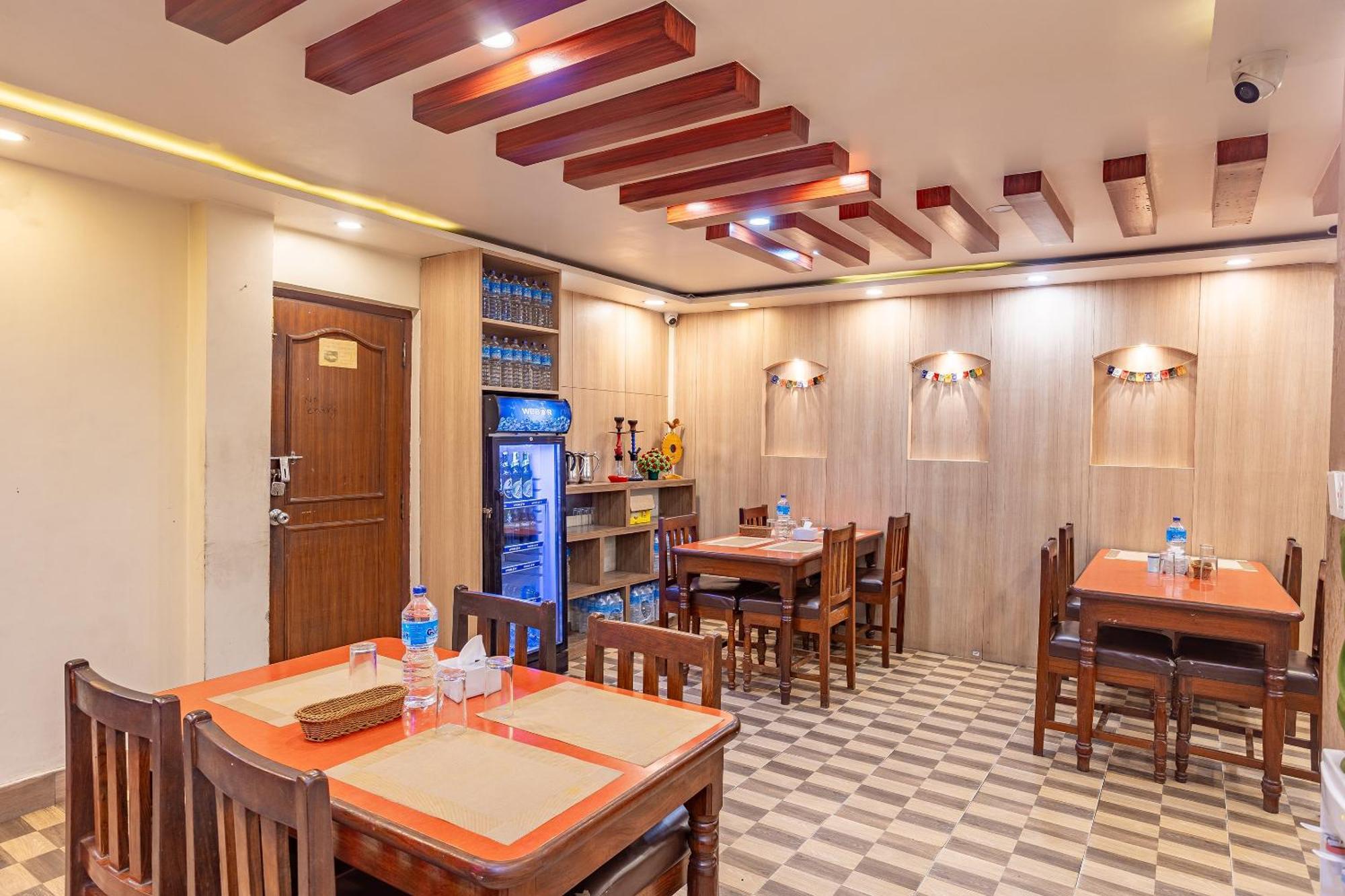 Oyo 821 Hotel Gauri Катманду Экстерьер фото