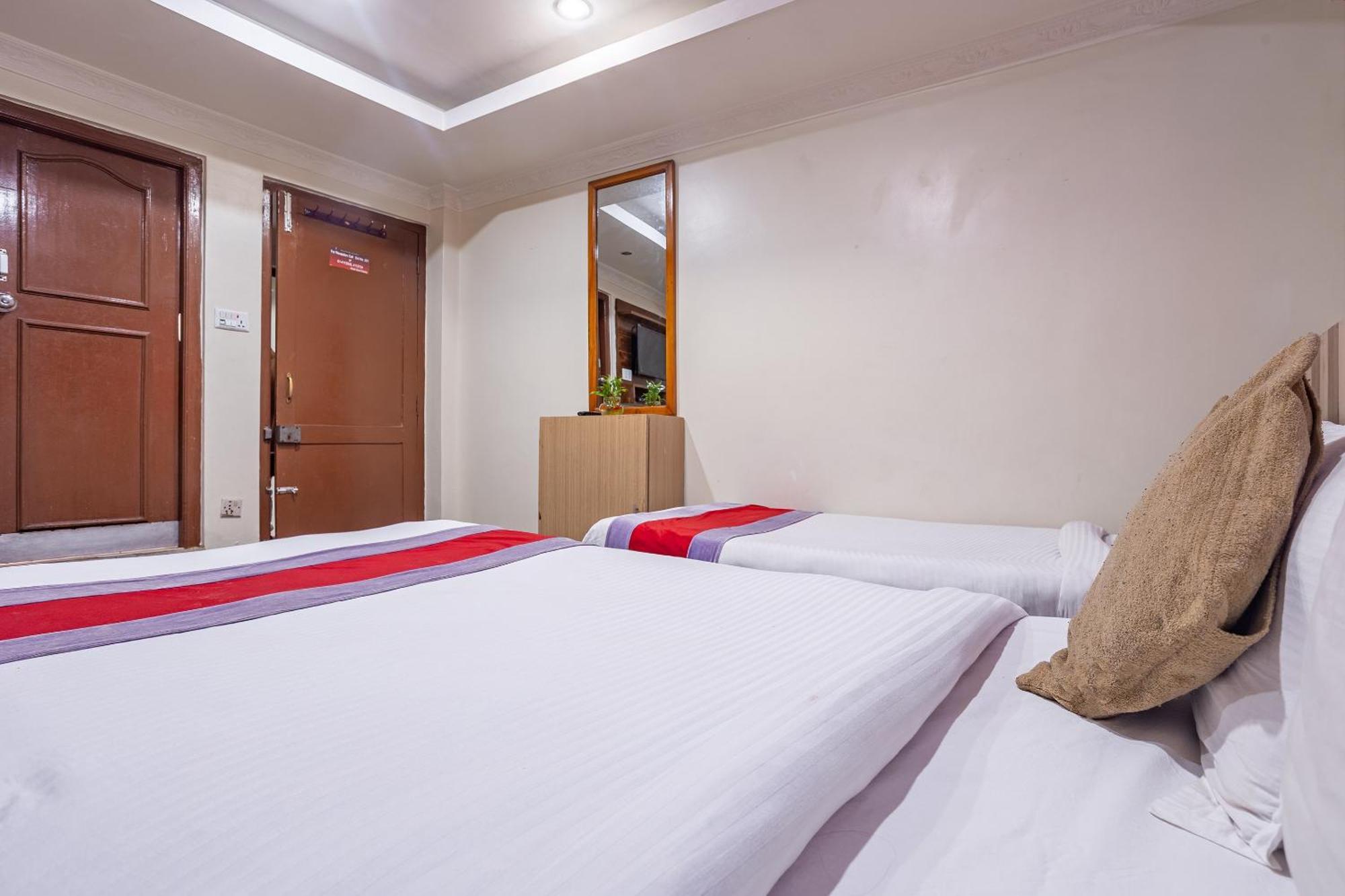 Oyo 821 Hotel Gauri Катманду Экстерьер фото