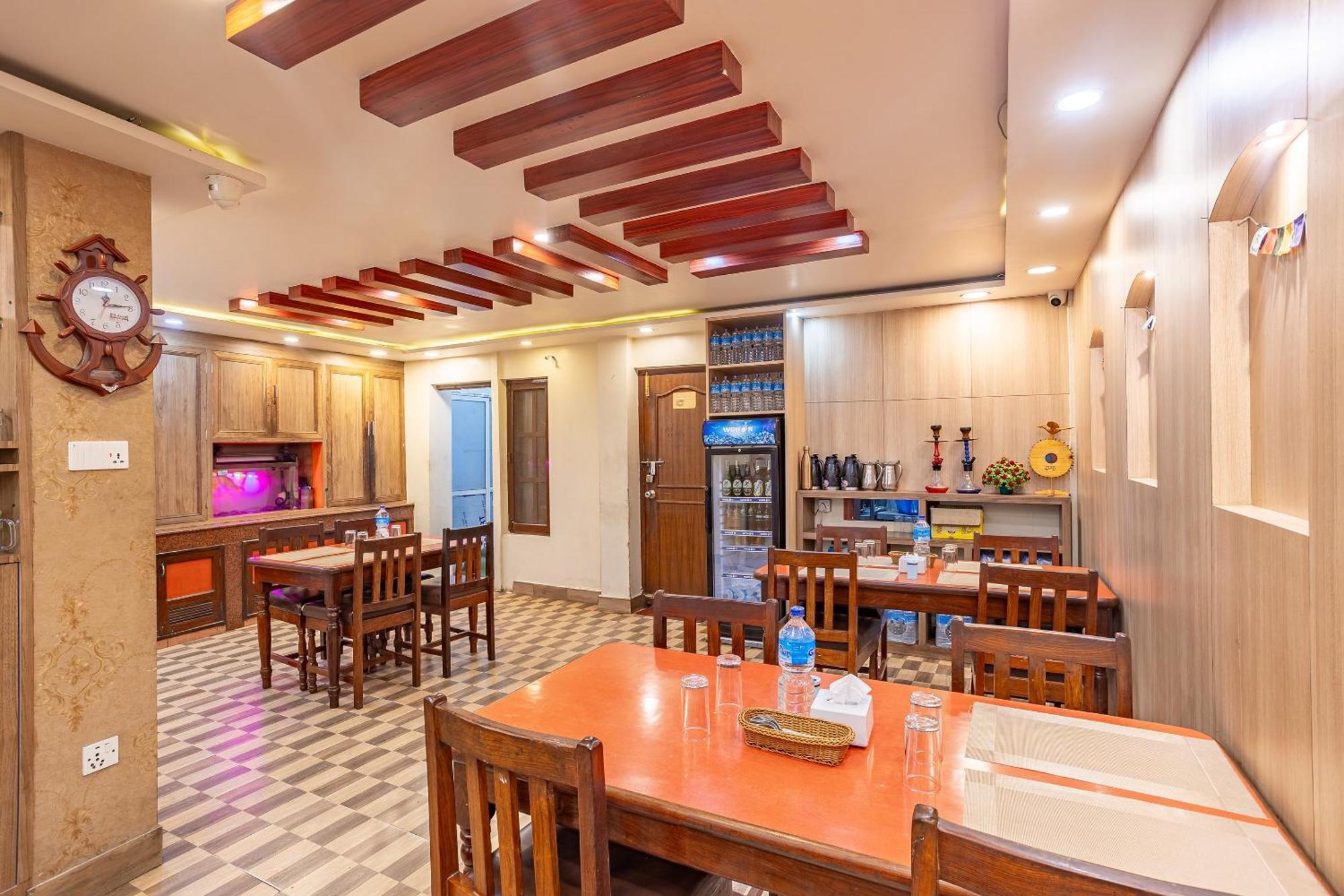 Oyo 821 Hotel Gauri Катманду Экстерьер фото