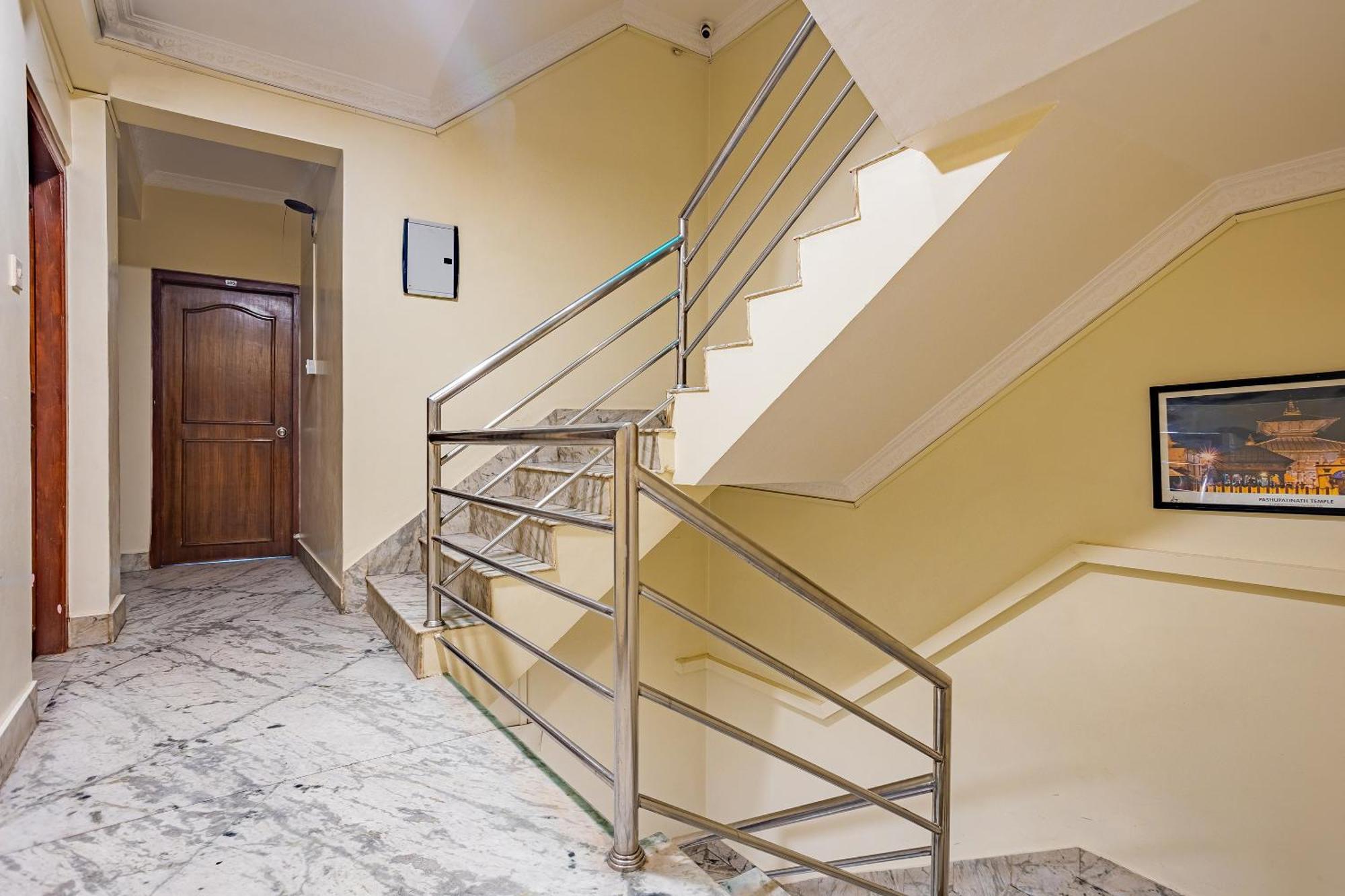Oyo 821 Hotel Gauri Катманду Экстерьер фото